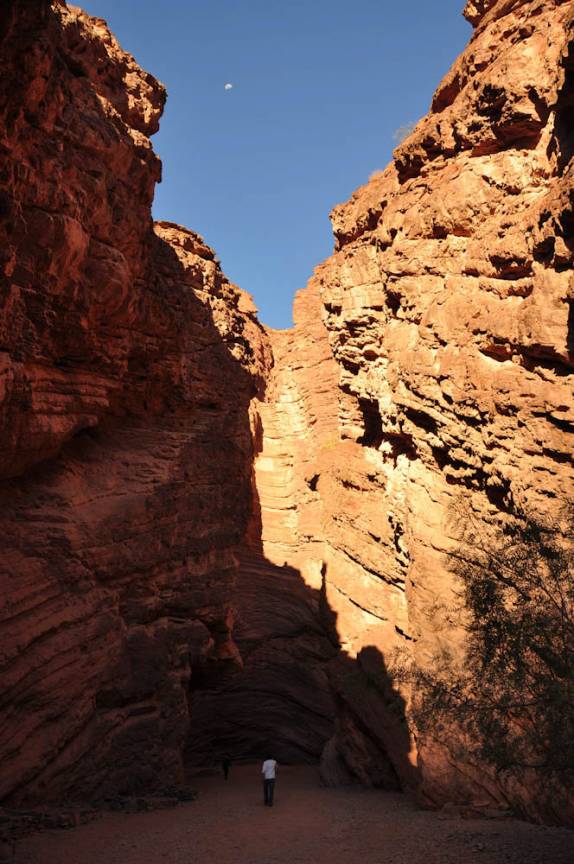Entrando no Anfiteatro, no Vale das Conchas, próximo à Cafayate - Argentina